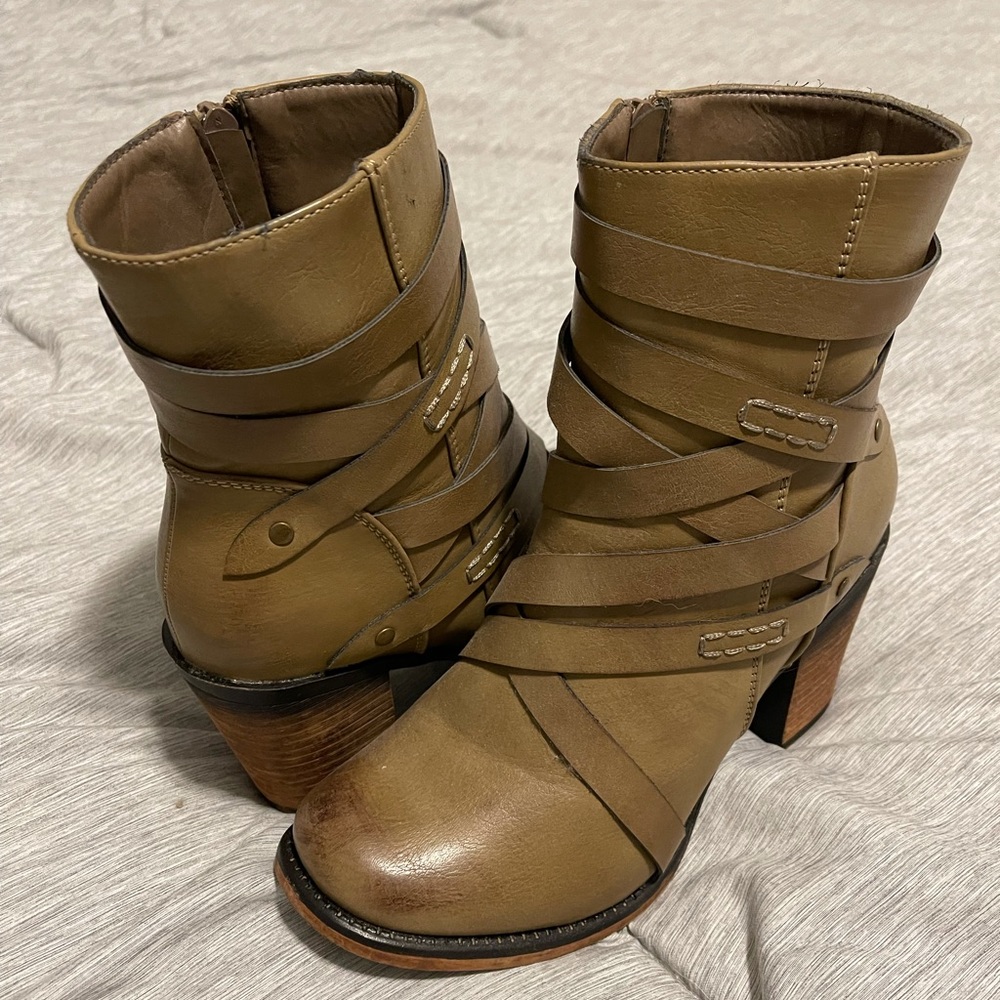 NWOT Pierre Dumas Boots Size 8